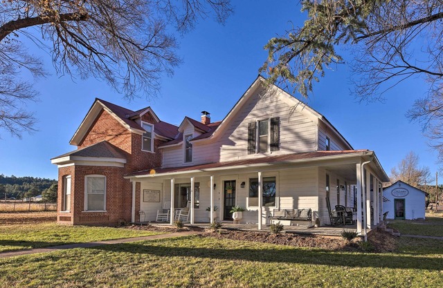Peaceful Luna Farmhouse with Wraparound Porch!