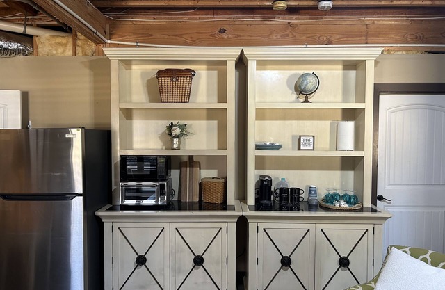 Peaceful Meadows Retreat, Relax and Renew Right Outside of Town!