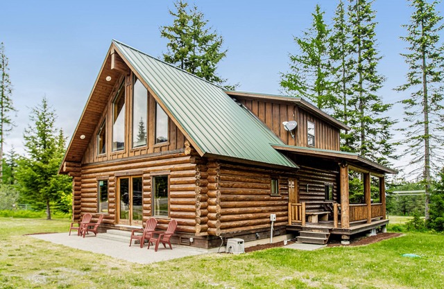 Peaceful mountain cabin with stunning views, perfect for a quiet getaway