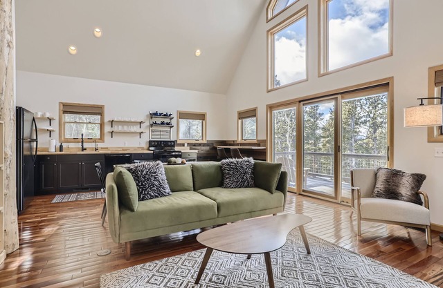 Peaceful Mountain Chalet with gorgeous views!