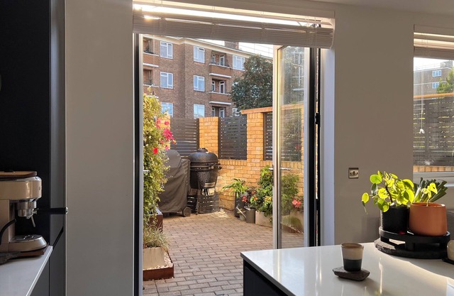 Peaceful Oasis in London - Luxury 1-Bed Apartment withOutdoor Dining + Cooking