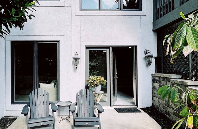 Peaceful Oasis in the burbs w/fireplace!