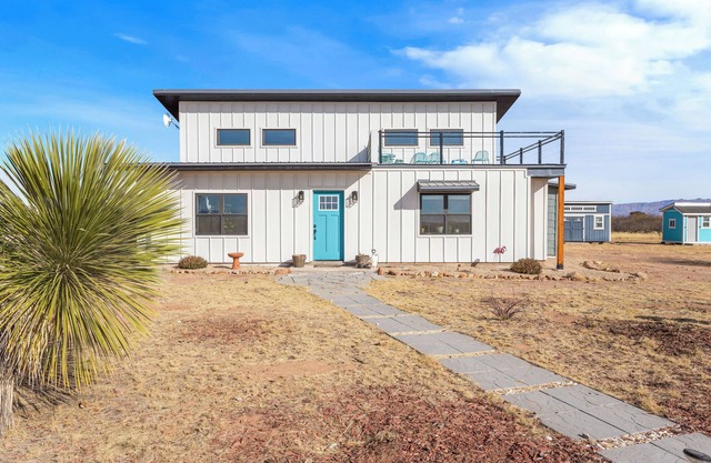 Peaceful Off-Grid Getaway, Modern Comfort in the Desert