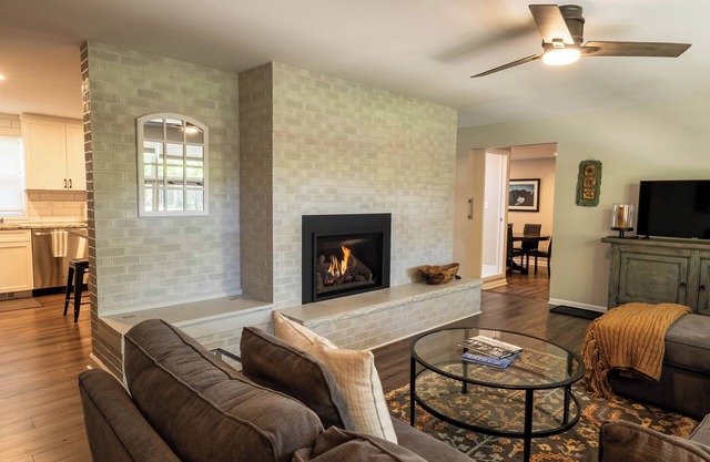 Peaceful Paradise w/Flatiron view, gas fireplace, 30 D min, perfect for RELOn