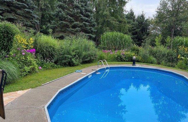 Peaceful & quiet 4-bedroom w pool, lovely garden, deck, outdoor shower, WiFi, AC