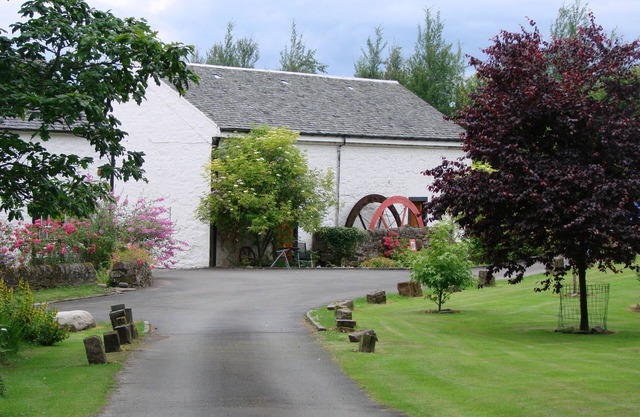 Peaceful relaxing cottages for 6 in stunning Loch Lomond setting - unique site.