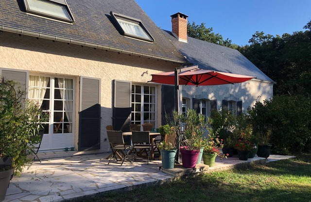 Peaceful Retreat in Two Hectare Park with Pool, Near Forest and Attractions