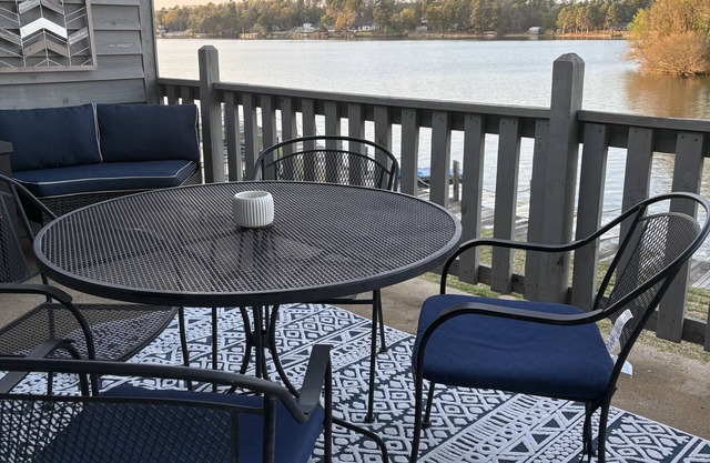 Peaceful retreat with stunning views of Lake Hamilton
