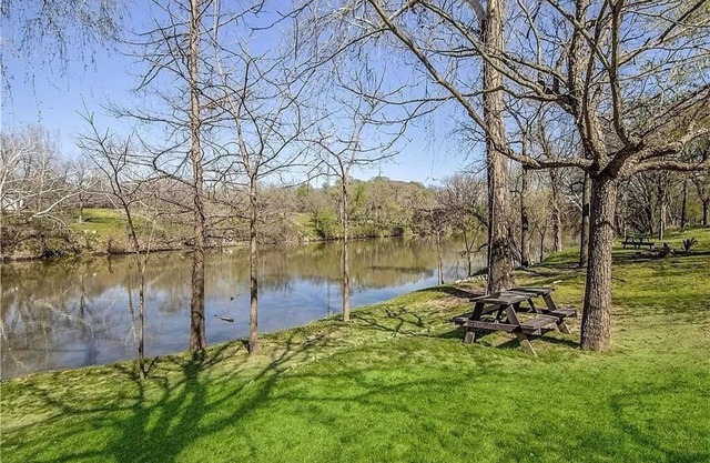 Peaceful Riverfront Cottage: 1 Acre, only 5 mins from downtown Historic Bastrop