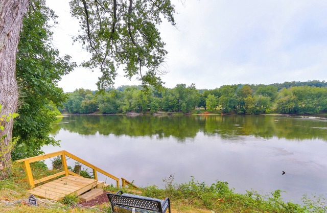 Peaceful Riverfront Retreat w/Yoga & Art Studio!
