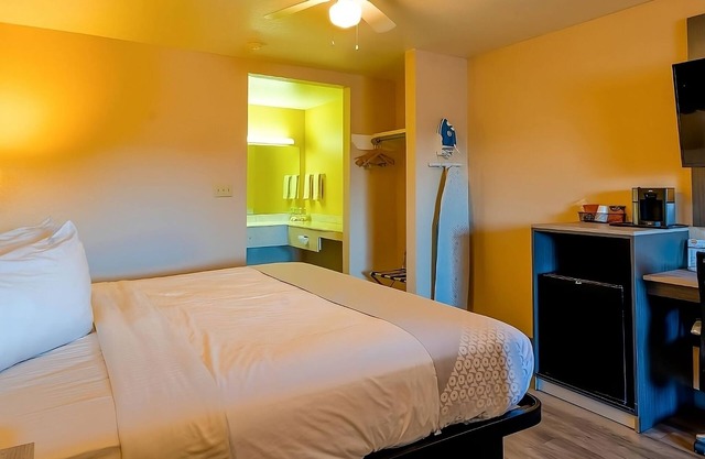 Peaceful Room near Chevron Station with Outdoor Pool and Free Breakfast