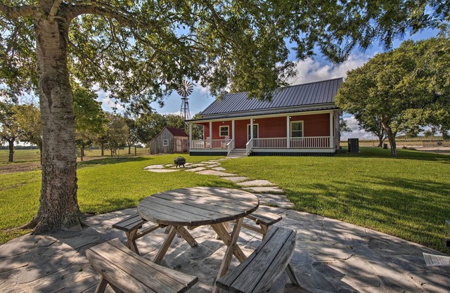 Peaceful Schulenburg Farmhouse w/Fire Pit & Grill