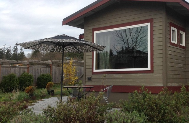 Peaceful waterfront cottage, close to town!