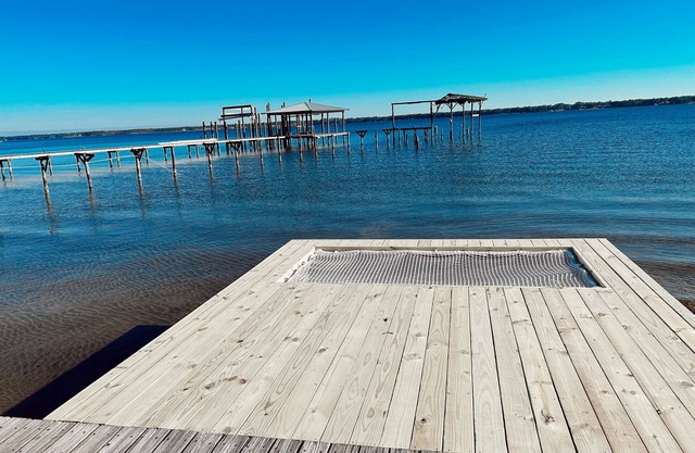 Peaceful waterfront getaway !!