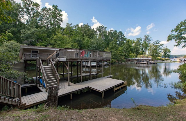 Peaceful Waterfront Retreat!