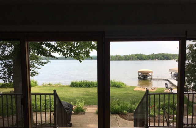 Peaceful Waterfront Cottage, great views, large lot