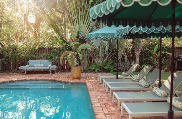 Peach Cottage: Palm Beach-style bliss, shared pool