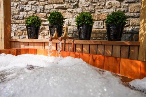 PEAK DISTRICT ROMANTIC Courtyard Loft, with Outdoor Japanese Whirlpool Bath