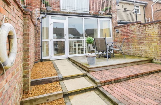 PEBBLE HOUSE, pet friendly, country holiday cottage in Kessingland