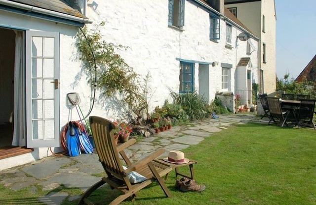 Pebbles in Cadgwith Cove- sleeps 6 guests in 3 bedrooms