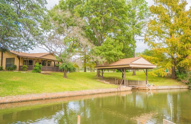 Pecan Pie - Charming home on Channel w/Gameroom