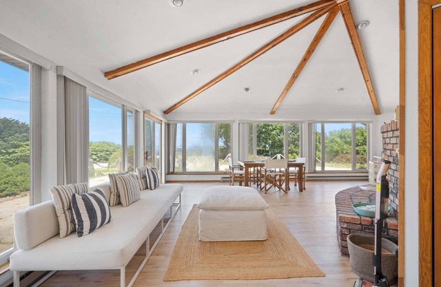 Peconic Retreat: Charming Home, Across from Beach