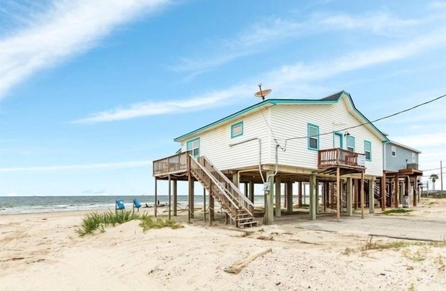 Pedestrian Beach Front 3- bedroom house in Surfside Beach