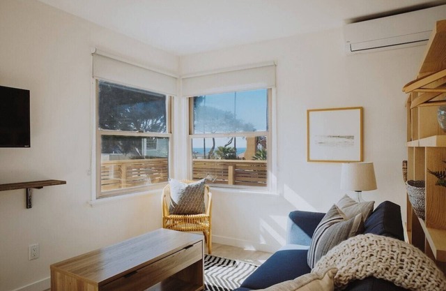 Peek-a-boo Ocean View - Modern Solana Surf Loft