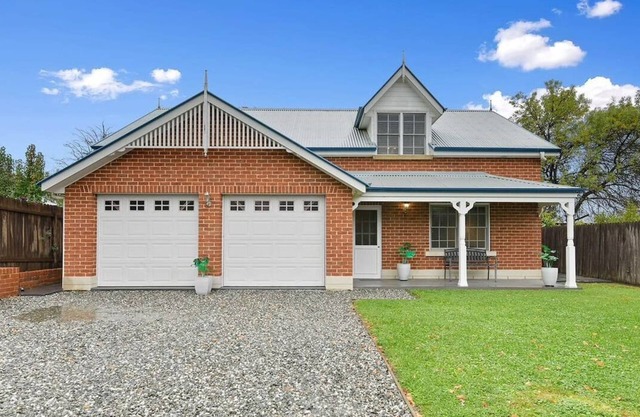 Peel St | Large Family Home, Walk to CBD