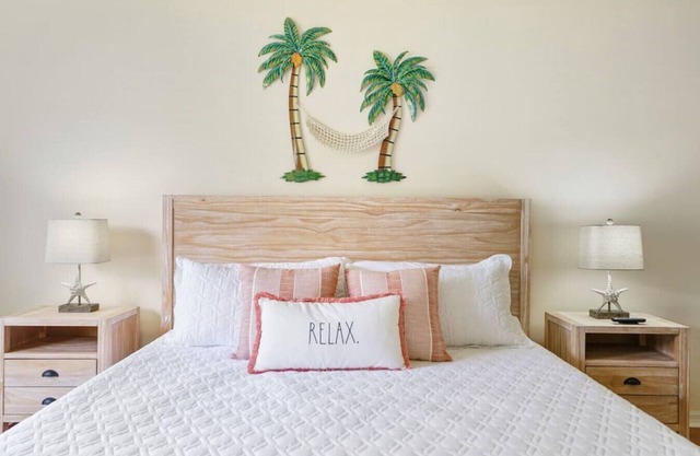 Pelican Palm - Autumn air - poolside flair!