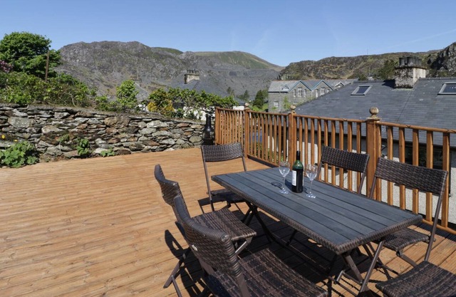 PEN Y GARREG, family friendly, with hot tub in Blaenau Ffestiniog