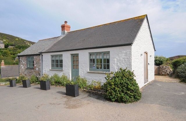 PENDOWER COTTAGE, pet friendly, with open fire in Porthgwarra