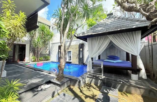PENELOPY VILLA 2 NEAR EAT STREET OBEROI.