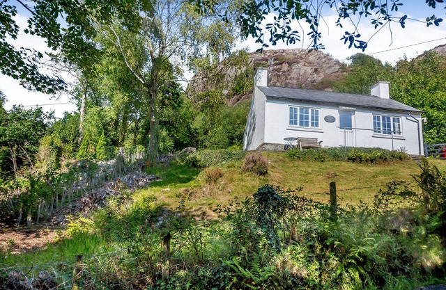 PENLAN, pet friendly, character holiday cottage in Beddgelert