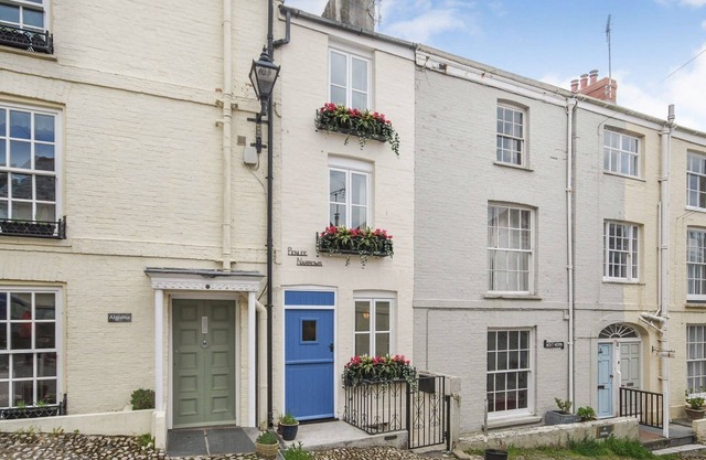 Penlee Narrows - sleeps 6 guests in 3 bedrooms