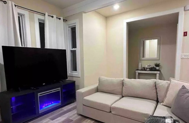 Pennsvilee Spacious BEAUTIFUL 2 Bedroom HOME.