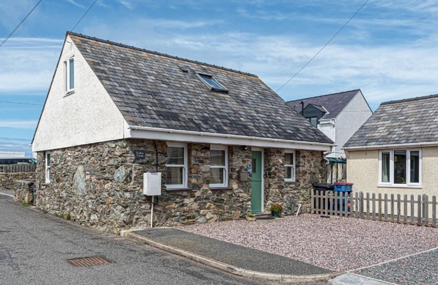 Penrhyn Cottage - a cottage that sleeps 4 guests in 2 bedrooms