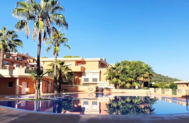 Penthouse 4 pers : terrace, splendid sea, mountain and golf views.