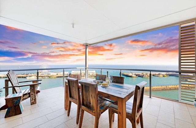 Penthouse Haven: Lux Balcony Dining ~ Sea View