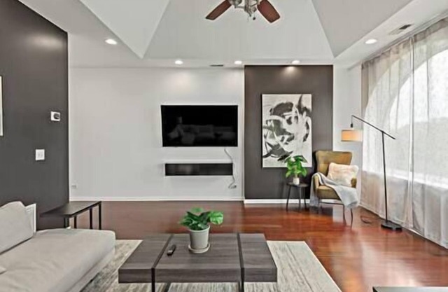 Penthouse, Lux stay near Downtown, McComick & Lake