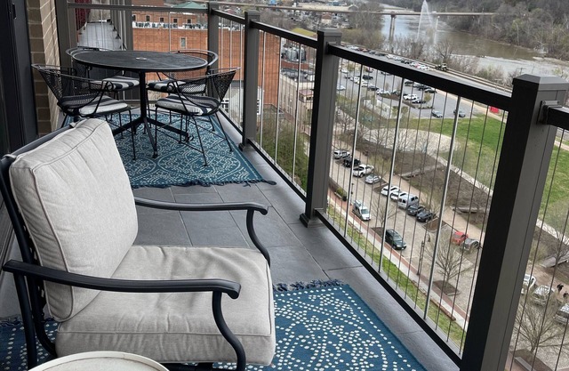 Penthouse - River View, Walk to Restaurants, Pet Friendly, huge monthly discount