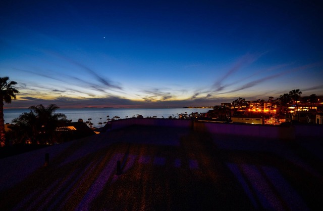 Penthouse, sparkling ocean, sunset, city light Views, Central Air Conditioning