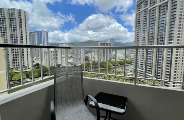 Penthouse Studio in Waikiki - 25% Off Monthly Stays!