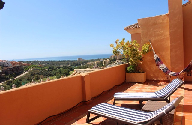 Penthouse with golf and ocean views in Elviria