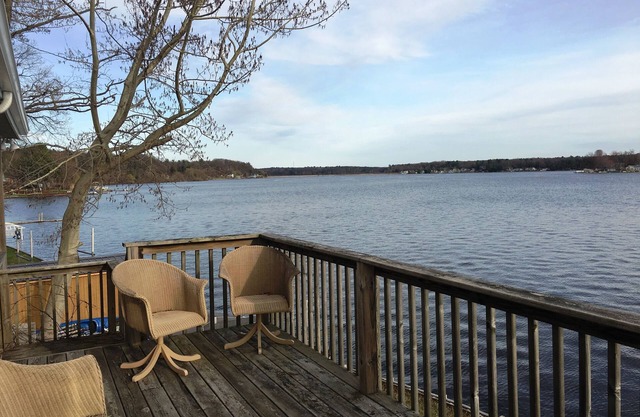Pentwater Lakehouse, 2 bed, 2 full bath on Pentwater Lake.