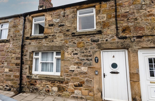 PERCY COTTAGES NO4, pet friendly, country holiday cottage in Alnmouth