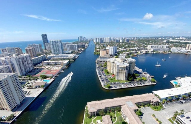 Perfect 1BR Escape: Beach Access, Pool & Gym Over the Canal