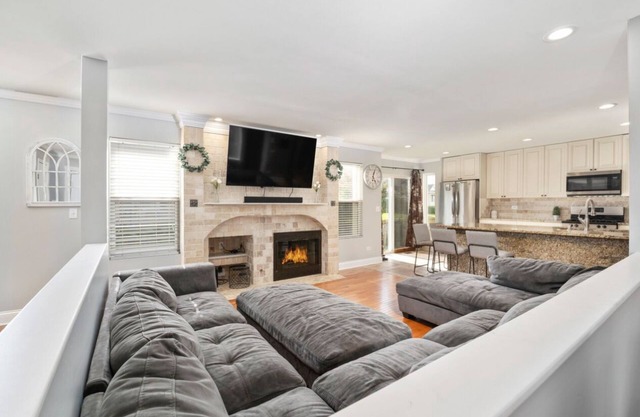 Perfect 3-bedroom home in welcoming Romeoville with WiFi, AC