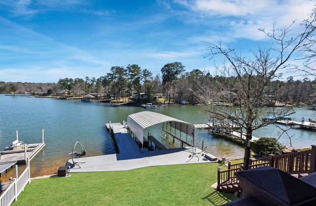 Perfect 4 bed, 3 bath lake getaway w/amazing views in quiet cove!