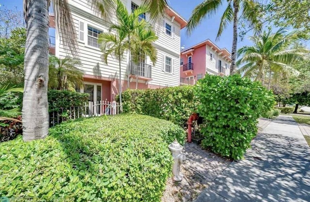 PERFECT BEACH GETAWAY-Las Playas -Walk to Beach, Shops & Dining
